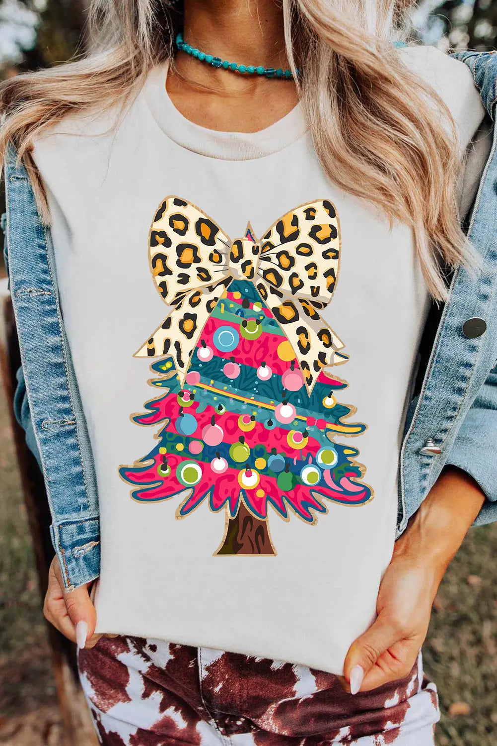 White Leopard Bow Décor Christmas Tree Graphic Crew Neck Tee Dear-Lover Dropshipping
